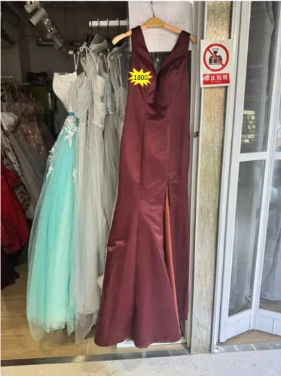 酒紅色高領無袖開衩晚禮服