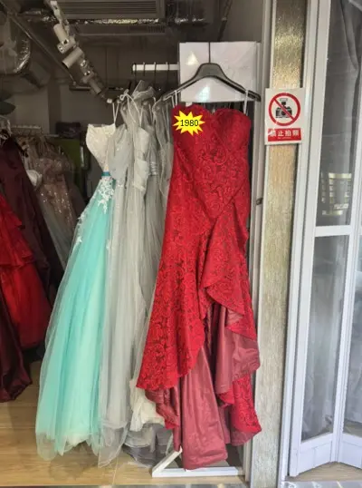 大紅色無肩層次花紋晚禮服