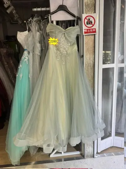 淺綠色無肩蓬紗晚禮服