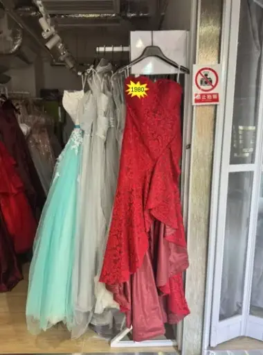 大紅色無肩層次花紋晚禮服