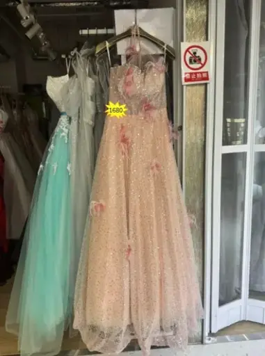 蜜桃色亮片花飾無肩晚禮服